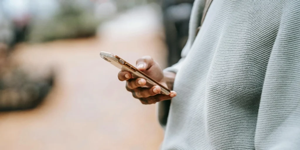 hand holding a phone